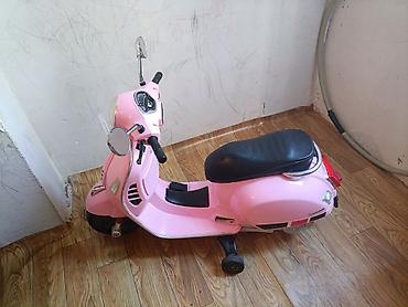 Uşaq dünyası: Uşaq üçün elektrikli skuter – klassik Vespa üslubunda, çəhrayı rəng — 3
