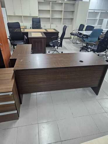 Ofis masaları: İşlənmiş, İşçi üçün, Künc masa
