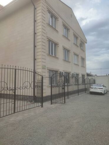 прод дом ак ордо3: Огороженная территория с воротами и мощёным двором - Три этажа