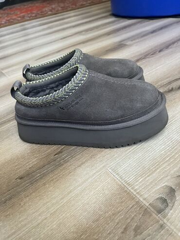 обувь для туризма: Серые женские тапочки-сабо Koolaburra by UGG с толстой подошвой. 36