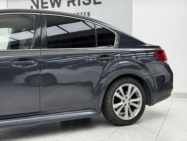 расрочкага машина алам: Седан Subaru Legacy в темно-сером цвете, оснащенный литыми дисками