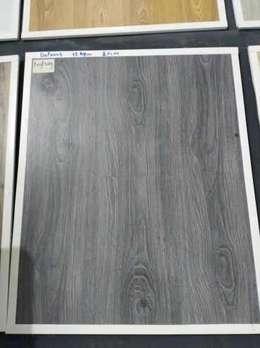 Linoleum: Məhsul: Laminat döşəmə paneli - Rəng/naxış: Tünd boz, ağac teksturası