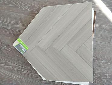 plastik döşəmə: Ağac naxışlı döşəmə örtüyü nümunəsi - Material: laminat/PVC əsaslı — 1