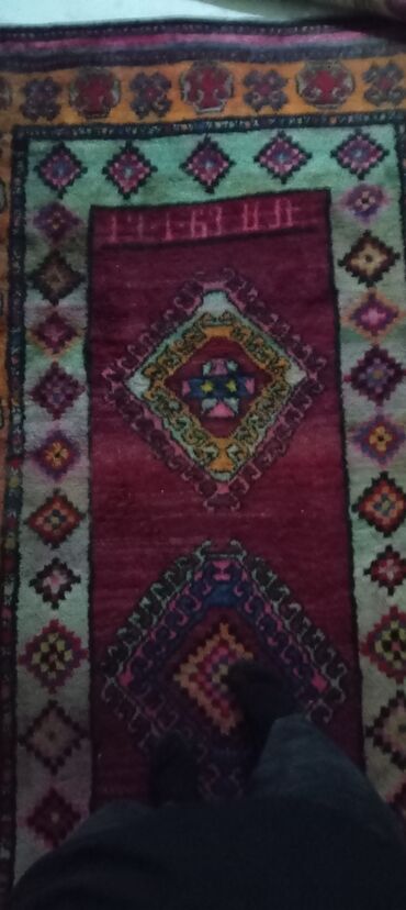 ваза напольная стеклянная высокая без узора: Qədimi üslubda əl toxuması xalça - Naxış: Mərkəzdə rombvari göl