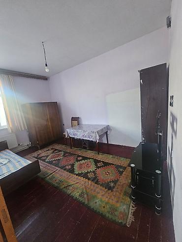 1 комната квартира снять: 1 otaqlı kirayə mənzil (studia tipli) - Geniş işıqlı otaq: pəncərə — 1