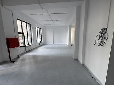 Аренда помещений свободного назначения: Сдается в аренду коммерческое помещение на первом этаже нового жилого — 9