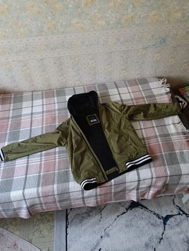 продаю женские вещи: Детская ветровка в отличном состоянии LC Waikiki - Размер: 12–13 лет
