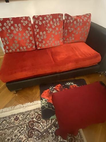 Divanlar: Qırmızı rəngli yumşaq üç yastıqlı divan - Kompakt ölçülü, 3 nəfərlik — 2