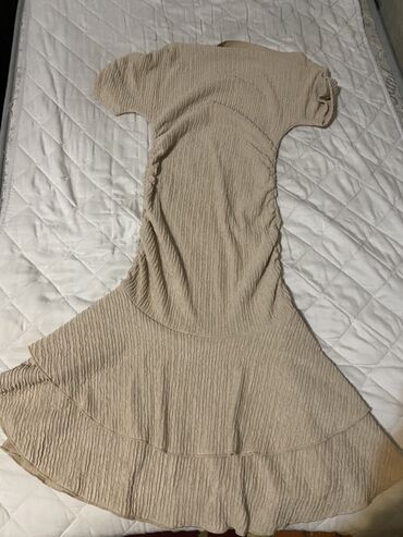 женские теплые сарафаны: Bej rəngli, teksturalı parçadan qadın donu. Qısa qol, bədənə yumuşaq