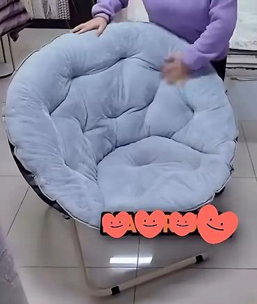forma komode akcija: Mekani lounge/fotelja „papasan” sa metalnim postoljem - Prostrano — 1