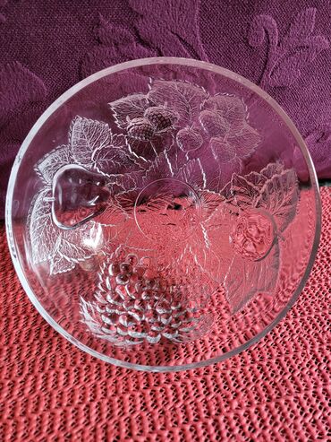 Ostalo posuđe: Bombonijera nova sa poklopcem,puno staklo. Visina. 12cm. Precnik — 10