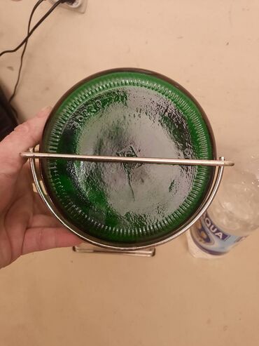 Ostalo posuđe: Velika flasa sa postoljem.
Oko 4,5 l — 9