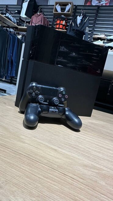 PS4 (Sony PlayStation 4): Продаю Sony Playstation 4 slim не прошитый память 500гб, в комплекте 2