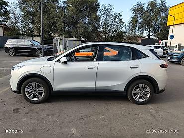 roewe ei6: Электромобиль кроссовер (5 дверей, 5 мест), светло‑серебристый цвет — 2