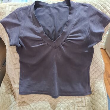 Kompleti: Dva ženska komada odeće – majica i pantalone. Majica: - Kratki rukavi — 1