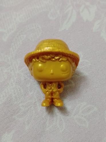 pinqvin oyuncaq: Qızılı rəngli mini fiqur - Material: parlaq qızılı rəngli plastik - — 1