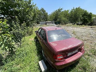 bud e9: Автомобиль седан бордового цвета (4 двери), на механизме разборки/на — 3