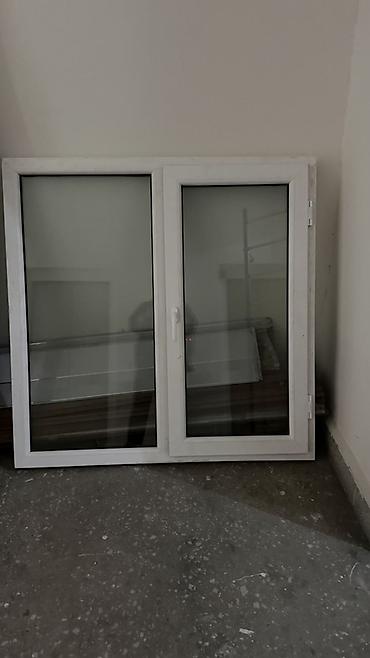 продам ворота бу: Satılır: plastik pəncərə (ağ, ikiqanadlı). · Ölçülər: 129 x 129 sm · — 1