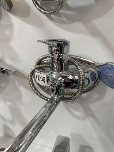 душевой краник: Смеситель для ванны/душа, настенный, однорычажный. - Корпус из