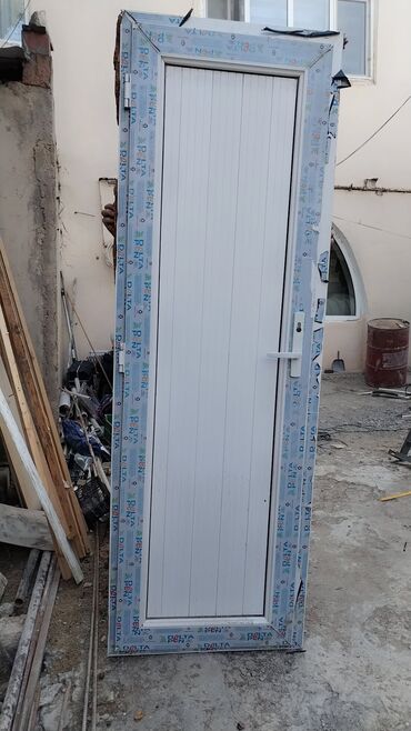 Bunker qapıları: Ağ rəngli PVC qapı, yuxarı hissəsində şəffaf şüşə panel və aşağı