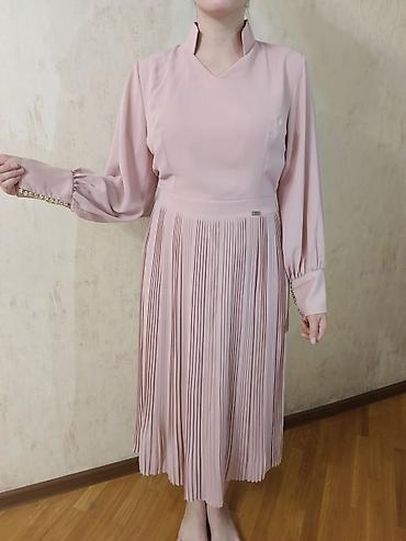 Zərif pudra rəngində uzun don. - Model: uzun qol, V-yaxalı, yüngül