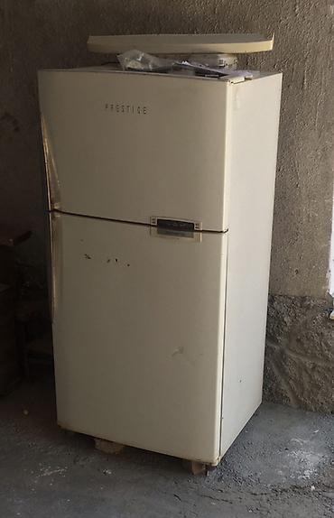 mini fridge: Холодильник Samsung, классическая двухкамерная модель с верхней — 1