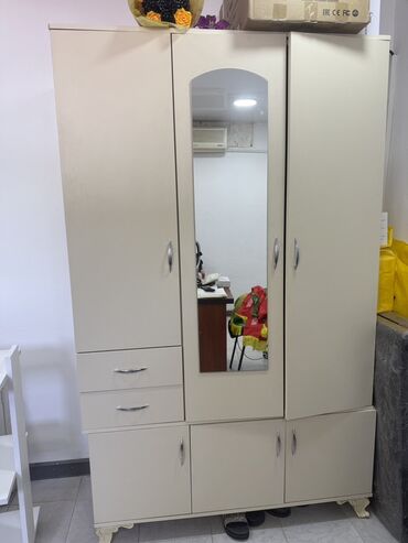Dolablar: Açılan, 3 qapılı Düz dolab, Qarderob, paltar dolabı