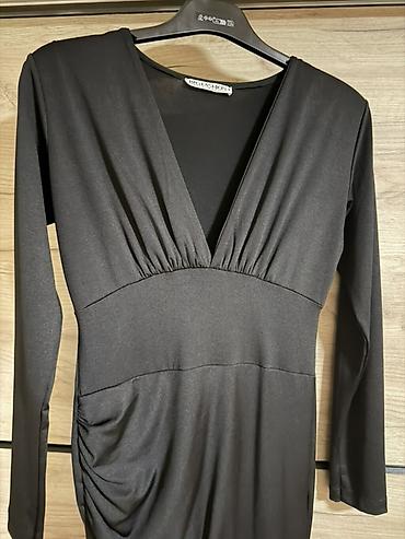 cizme givenchy: Elegantna crna duga haljina sa dugim rukavima. - Model: maxi dužina — 1