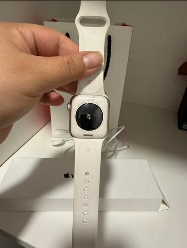епел воч: Умные часы Apple Watch SE 2 с белым ремешком. Оснащены датчиками для
