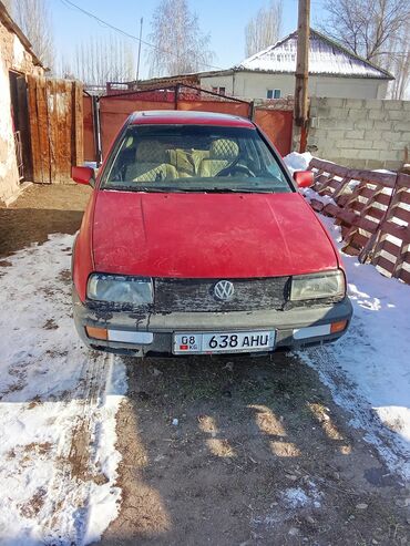 жетта машина: Красный седан Volkswagen Vento с регистрационным номером 08 KG 638