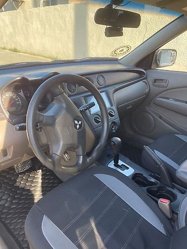 mitsubishi pikap: Mitsubishi Outlander, qara rəng, 5 qapılı krossover/SUV — 6