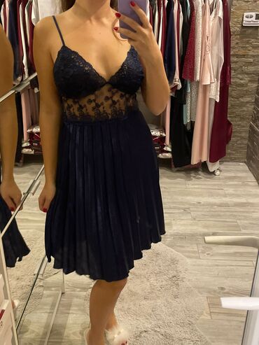 Spavaćice: Elegantan ženski komplet koji se sastoji od spavaćice i ogrtača, oba u — 7