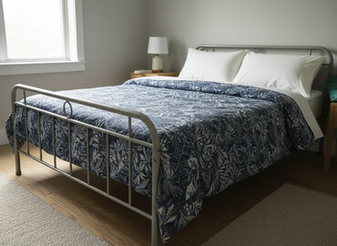 Kreveti: Metalni ram kreveta sa uzglavljem, sa dušekom. - Dimenzije — 1