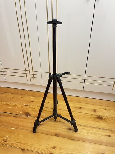 ✅ Yazı lövhəsi (taxta) üçün dəmir tripod ✅ Tənzimlənən hündürlük ✅ Çox