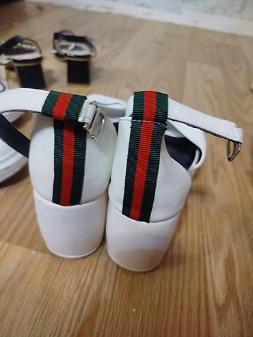 Женская обувь: Qadın platformalı sandal (38 razmeri) - Rəng: ağ (daxili hissə qara) — 1