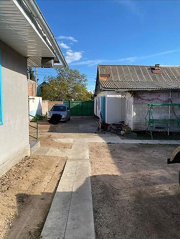 Продажа коттеджей и домов: Продается частный дом с закрытым двором. На территории имеется — 1