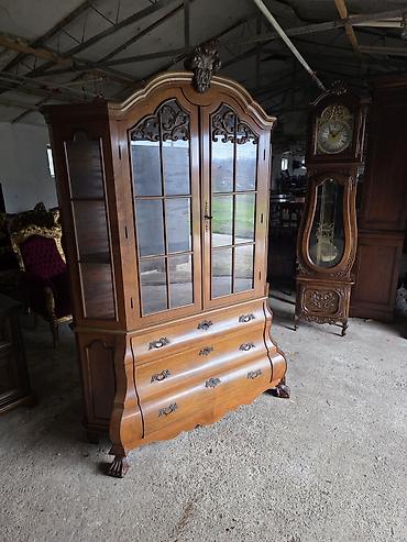 Stilske vitrine: Vitrina/komoda od punog drveta sa vitraž staklom i bogatim — 6