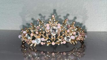 Aksesoari za kosu: Krune 
Cena 1400din — 6