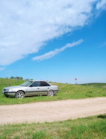 Mazda: Mazda 626: 1988 г., 2 л, Механика, Бензин, Седан