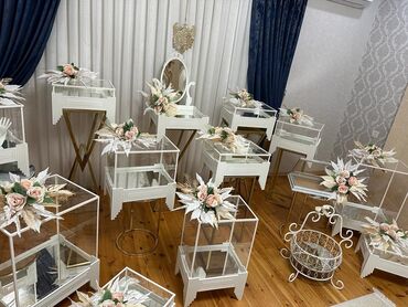 Stend vitrinləri: Ağ rəngdə qarışıq güllərlə 14 ədədli xonça dəsti satılır. Üzərində — 10