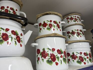 Кастрюли: Набор эмалированных кастрюль и другой посуды, украшенной — 10