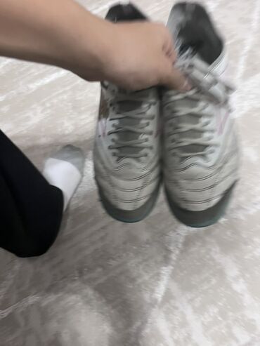 футбольный сараканошка: Футбольные бутсы/сороконожки для игры на искусственном покрытии. -