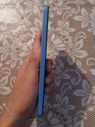 Digər mobil telefonlar: Açıq mavi rəngdə olan mobil telefon. Daxili yaddaş üçün yuvası var