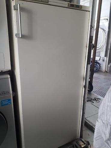 Təkqapılı dik dondurucu kamera. Ağ rəngli korpusda təqdim olunub. Ön