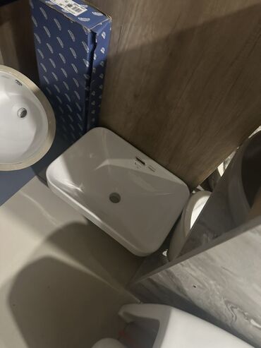 Moydadırlar: Ağ rəngli keramika Çanaq və iki geniş siyirməli ağ qapalı şkafı olan — 6