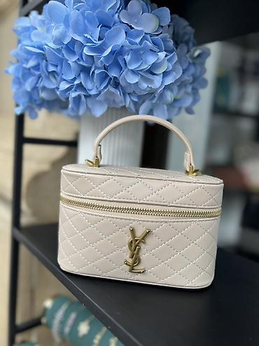 hermes paris canta: Kompakt qulpulu kosmetik/aksesuar çantası – krem rəngli, kvadrat — 1