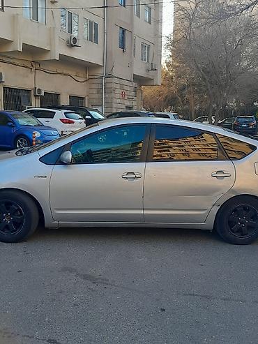 prius qapı: Toyota Prius (2-ci nəsil) hibrid sedan - Gümüşü rəng, 5 qapı — 2