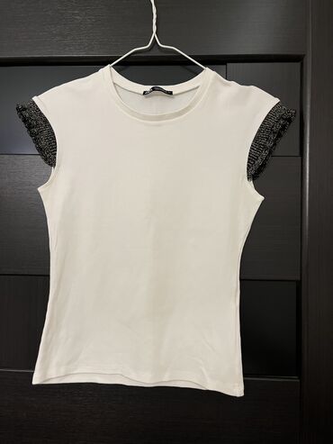 Futbolka və maykalar: Zara kofta 🤍 bir iki defe geyilib teze kimidir Qolları kantlı model S — 2