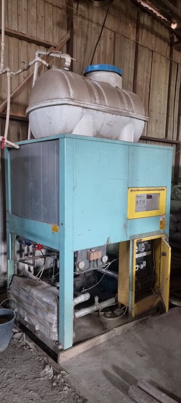soyuducu anbar satilir: Sənaye su soyuducu (chiller) qurğusu - Üst hissədə iri həcmli plastik