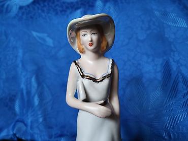 "t nkladeuc 2220.9" models: Figura devojke sa knjigom porcelanska iz 70ih godina. Figura — 7